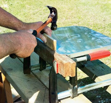 Fågelbord på stolpe Fågelbord på stolpe